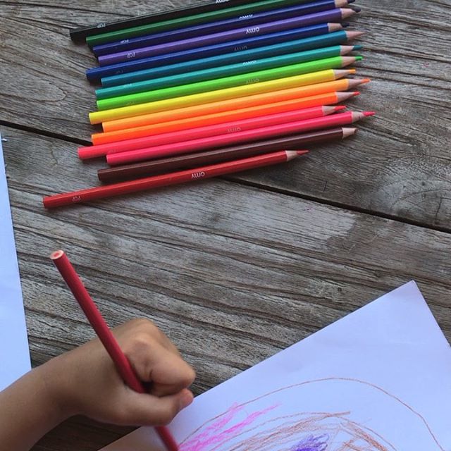 Les plus belles couleurs de crayons sont chez Omy parcequ’on adore ça et qu’on les a sélectionnées avec soin pour un rendu plein de fluo et de contraste.. 